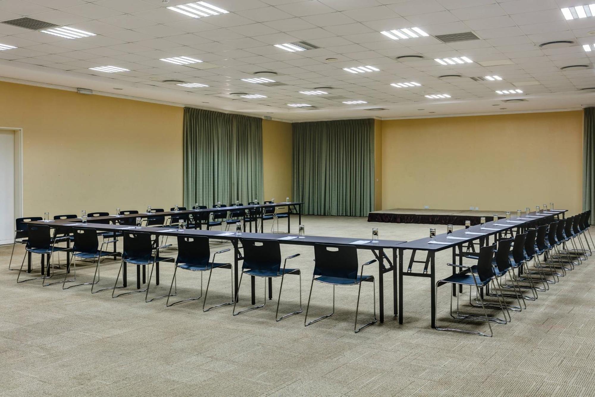 Protea Hotel By Marriott Benin City Select Emotan Esterno foto