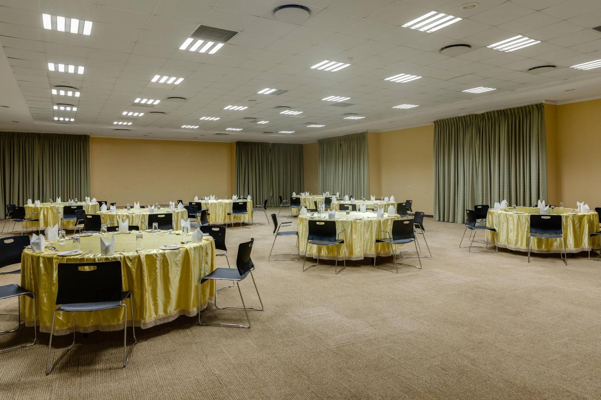 Protea Hotel By Marriott Benin City Select Emotan Esterno foto