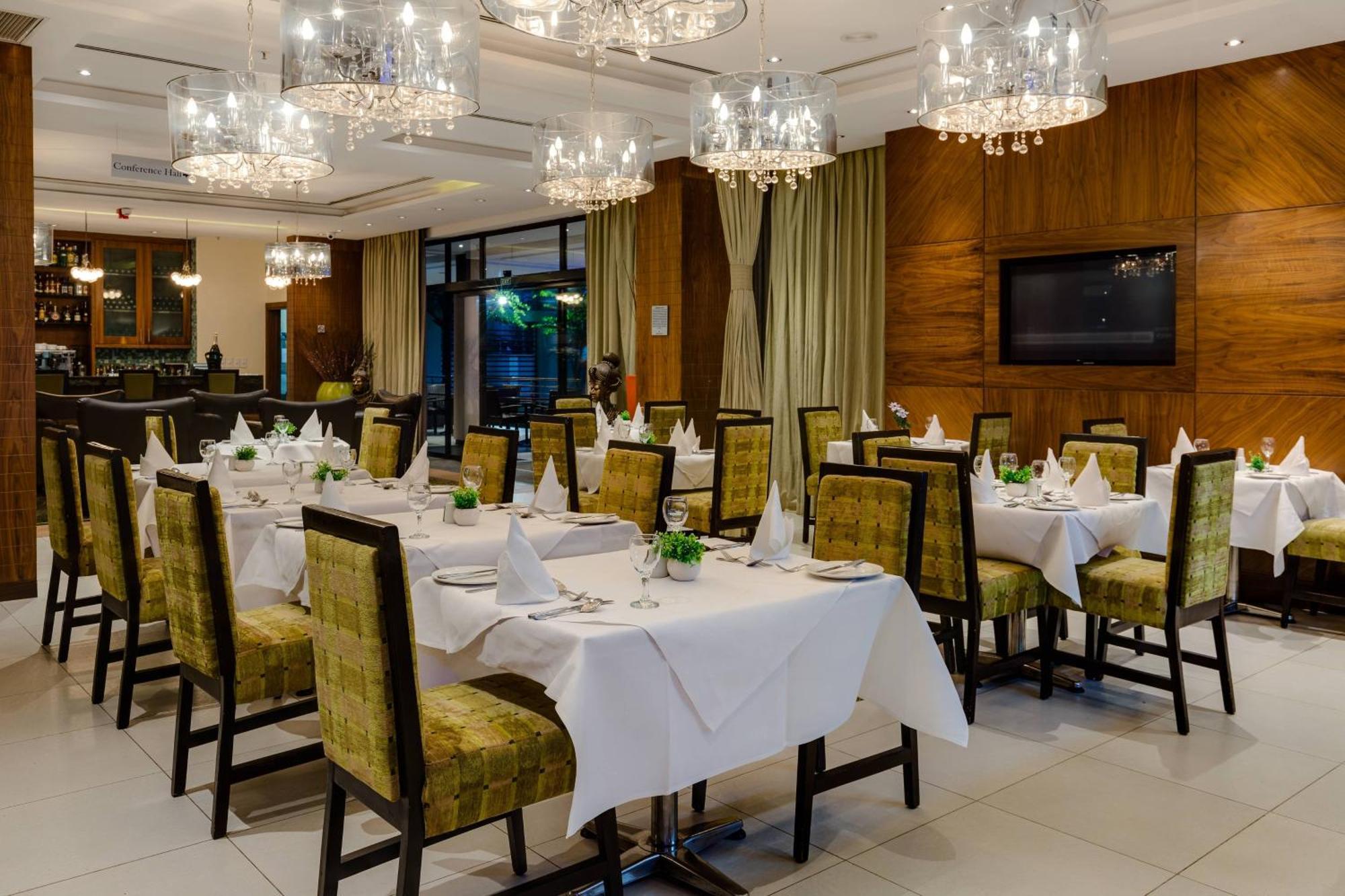 Protea Hotel By Marriott Benin City Select Emotan Esterno foto