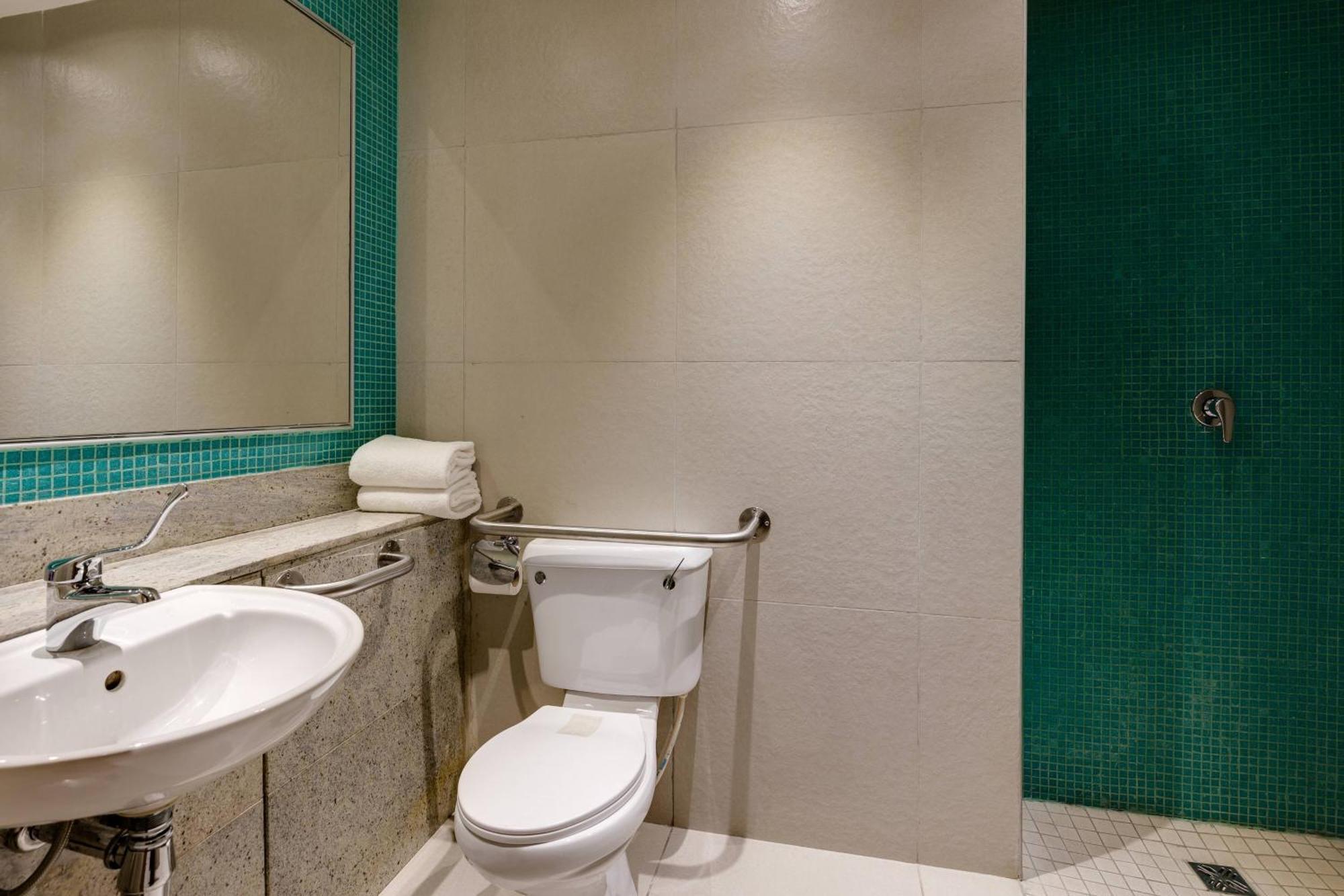 Protea Hotel By Marriott Benin City Select Emotan Esterno foto