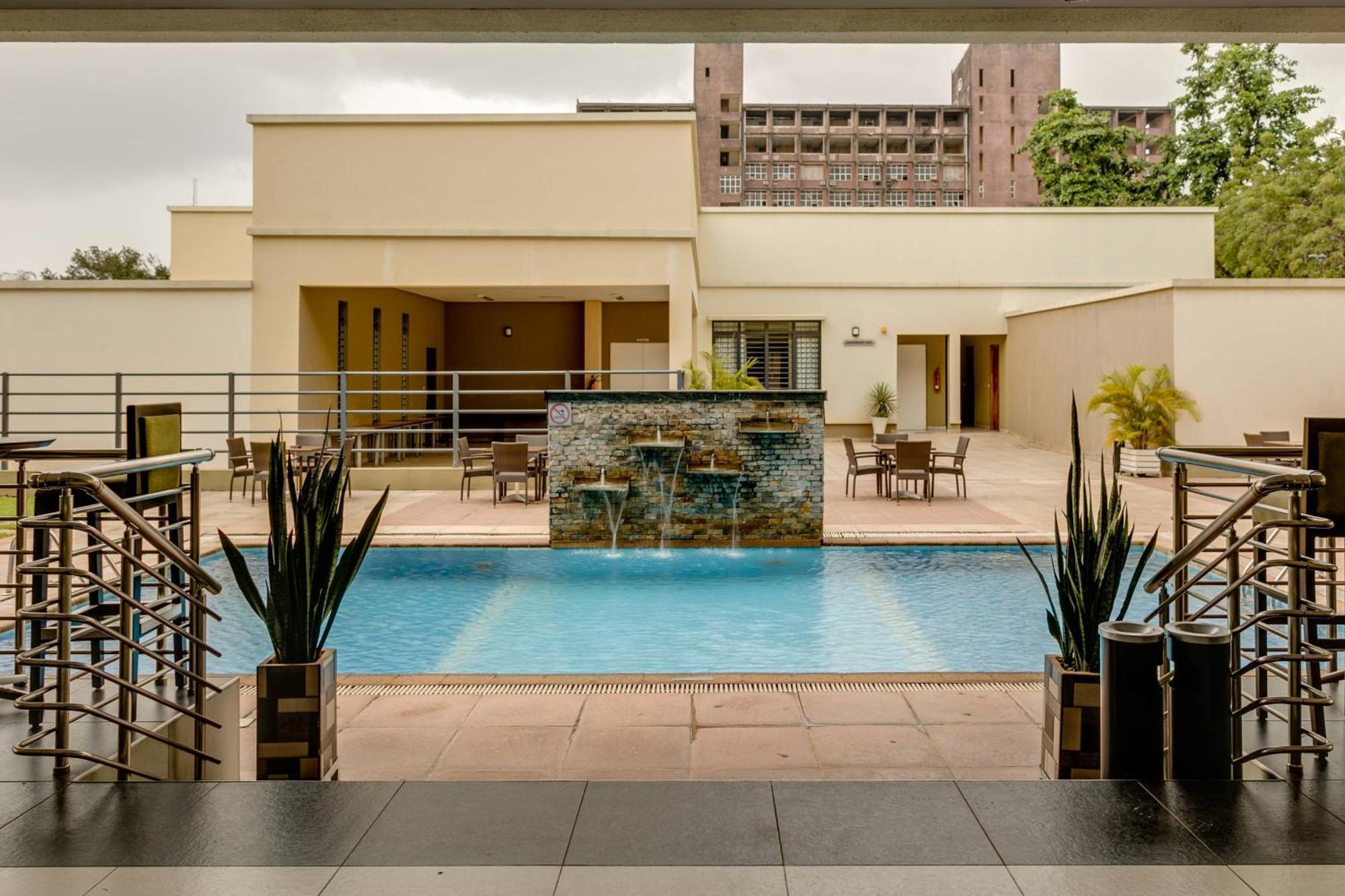Protea Hotel By Marriott Benin City Select Emotan Esterno foto