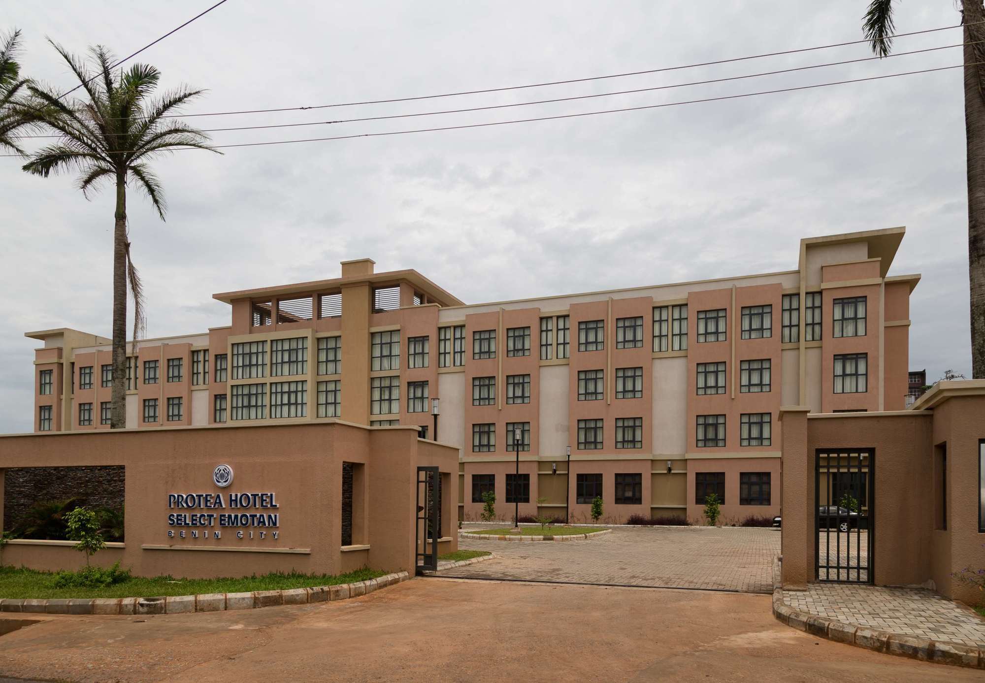 Protea Hotel By Marriott Benin City Select Emotan Esterno foto